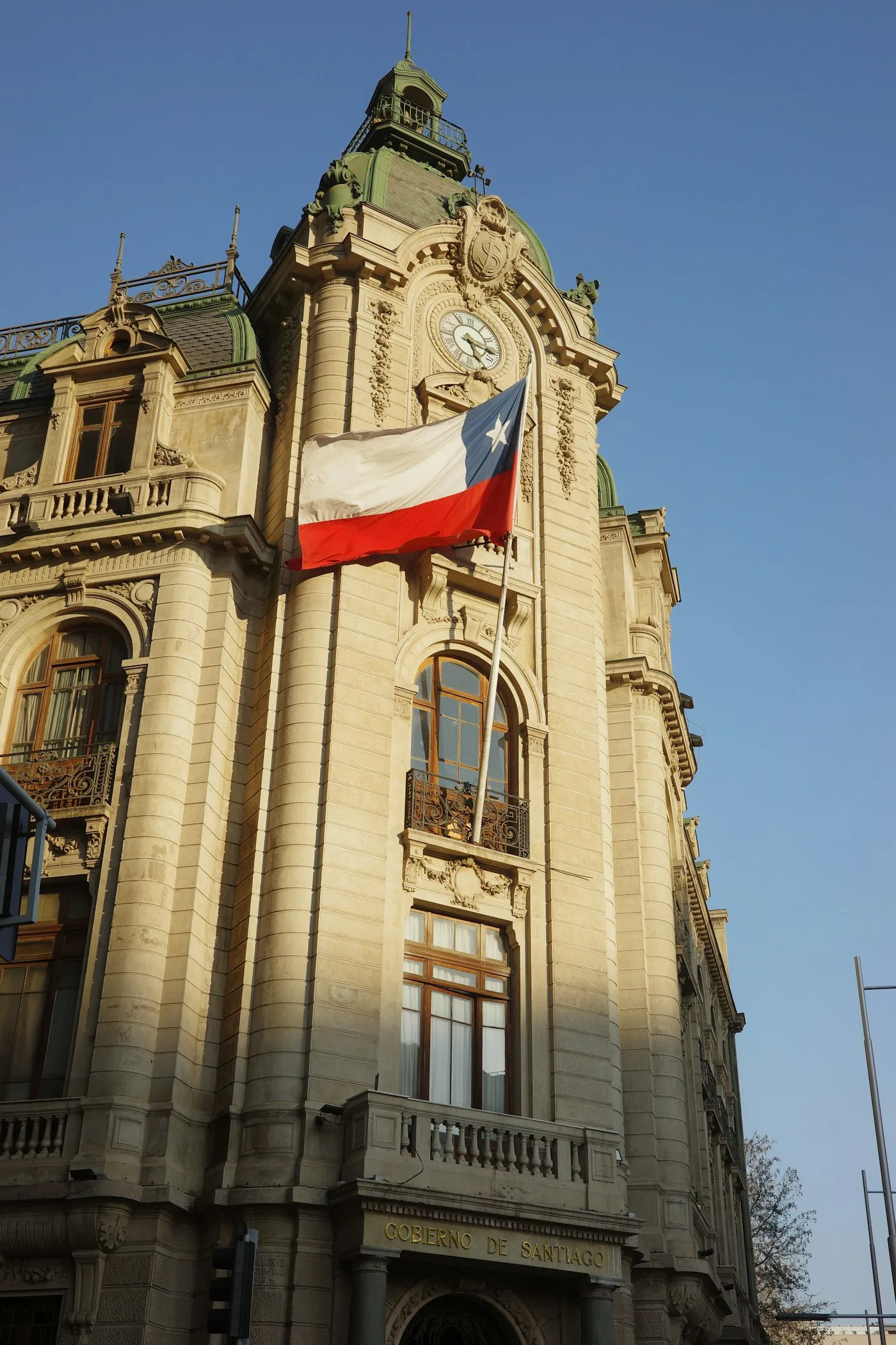 Bandera chilena flameando en la fachada de un edificio público de Santiago