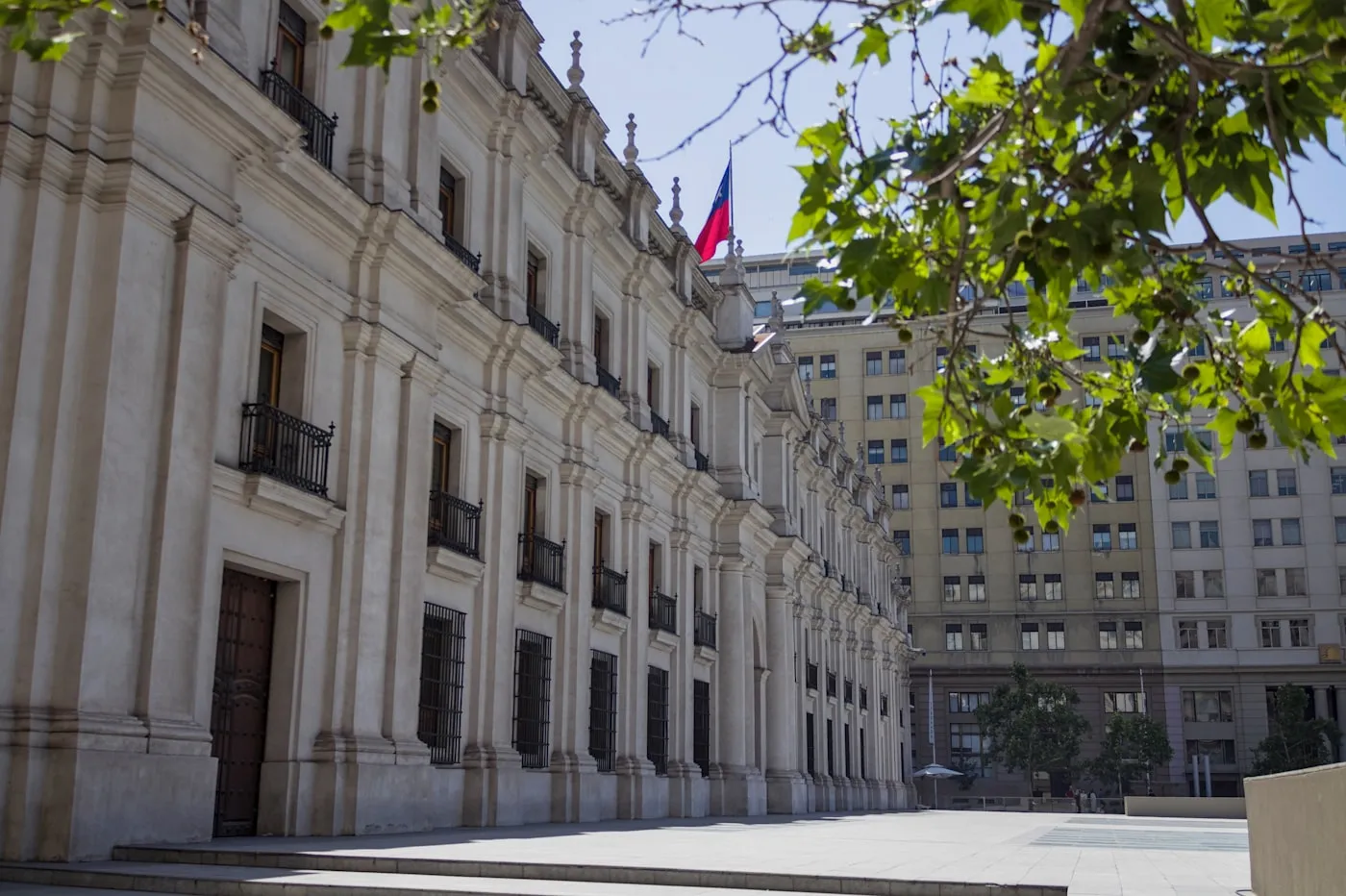 Fachada del palacio de La Moneda con la bandera chilena