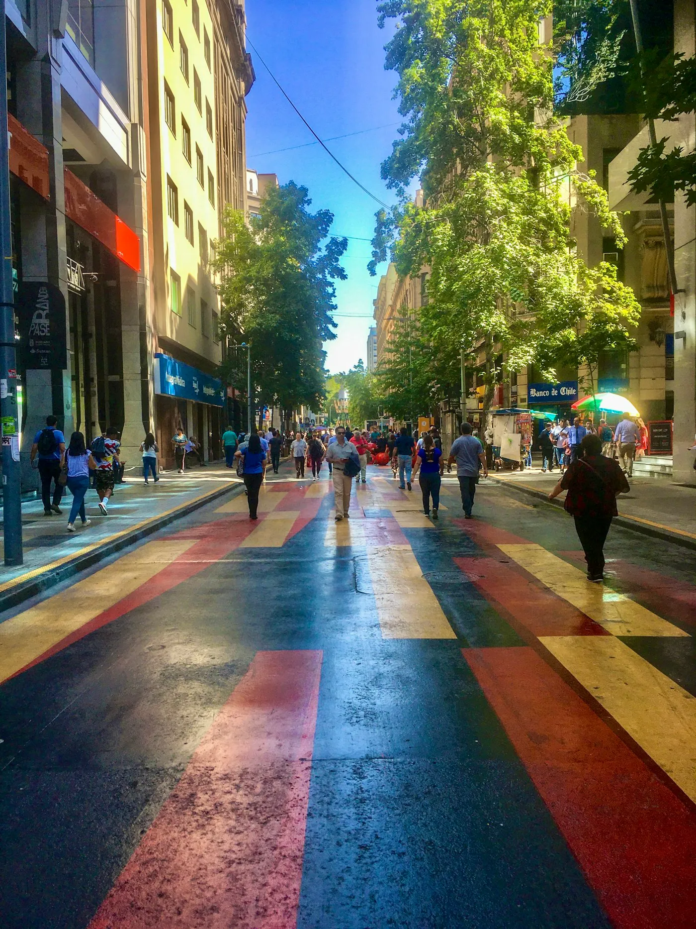 Personas caminando por el Paseo Bandera, en el centro de Santiago